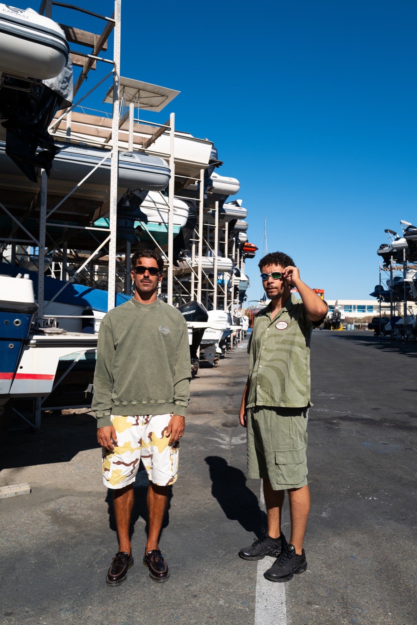 Carlos Crewneck Army - sweat kaki Libertador Colombie porte en lifestyle port de Marseille