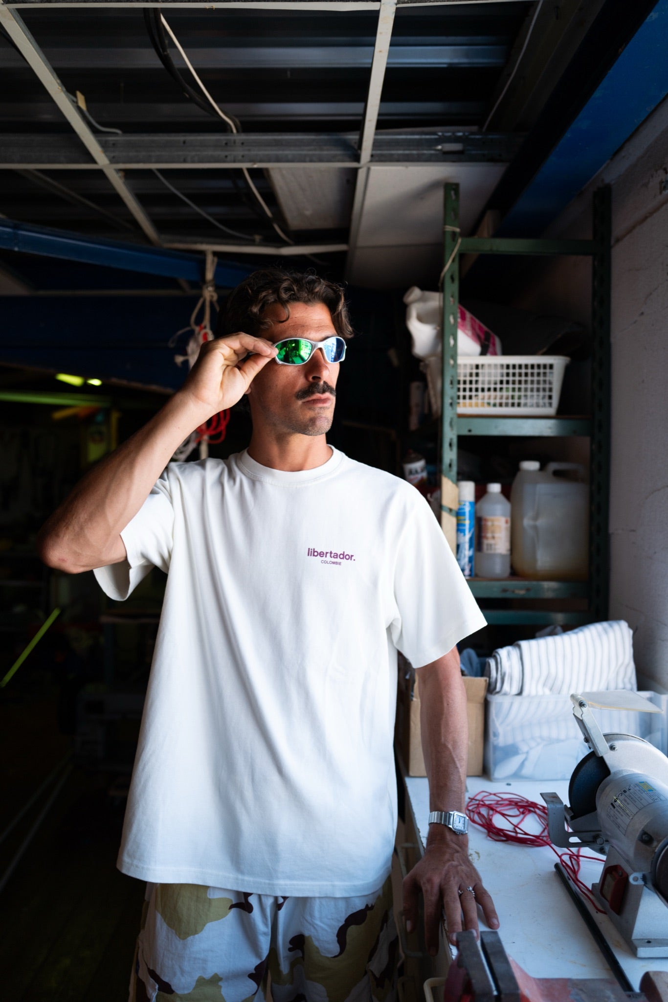 Classic Offwhite Tee - t-shirt ecru Libertador Colombie, logo serigraphie violette, vue de face