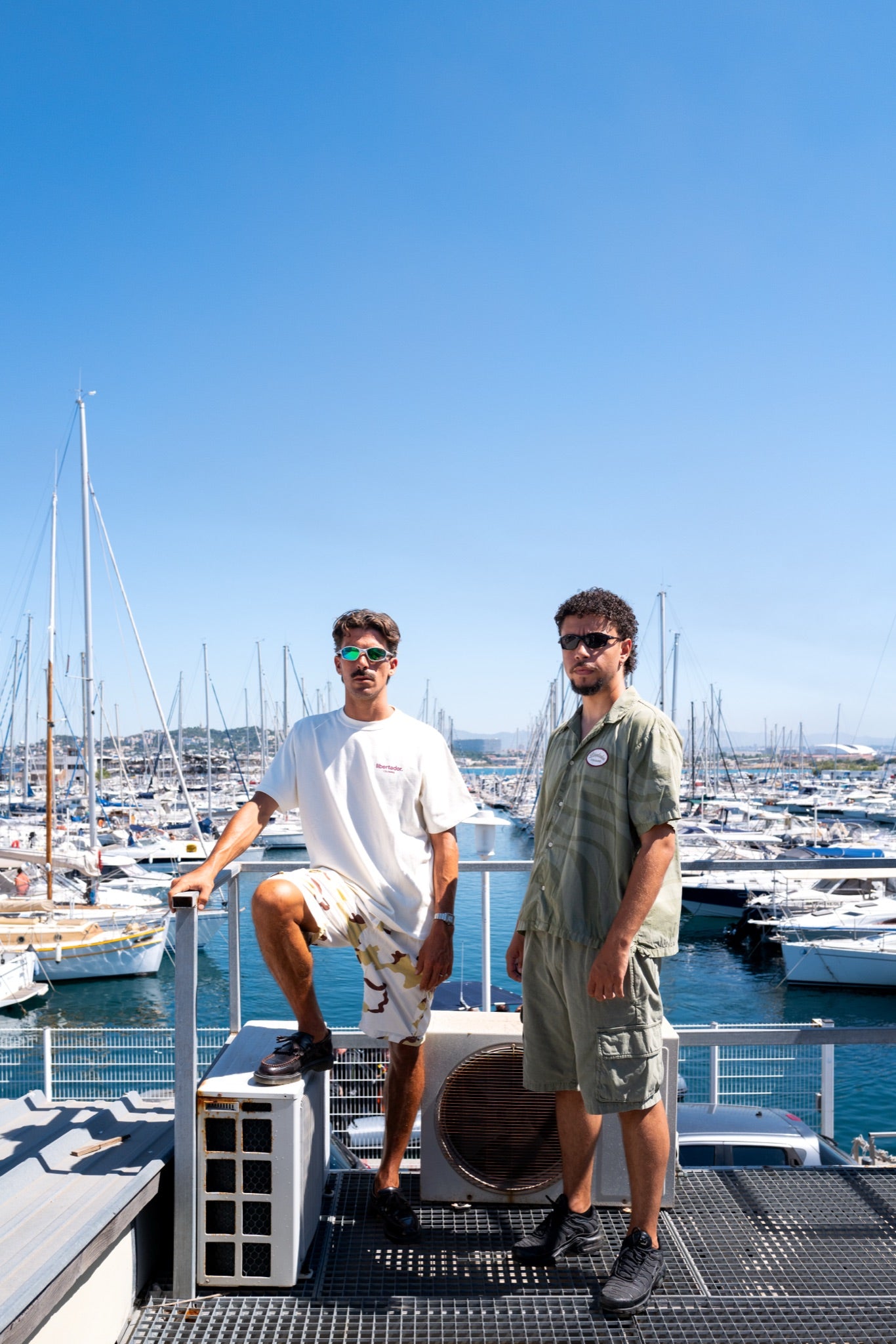 Classic Offwhite Tee porte en lifestyle sur le port de Marseille